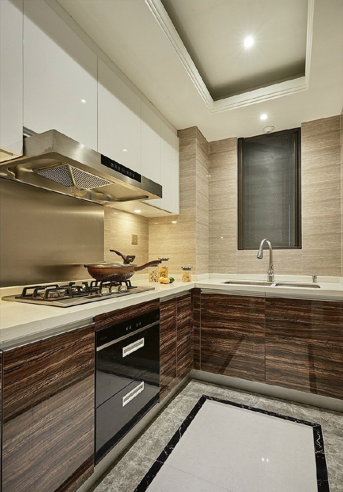 l型的厨房设计让厨房的动线十分合理,上下橱柜再有厨房的厨具挂钩让