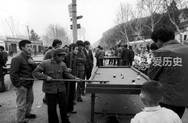 八十年代洛阳老照片:埋葬关羽首级的小镇 拿着烧火棍路边打台球