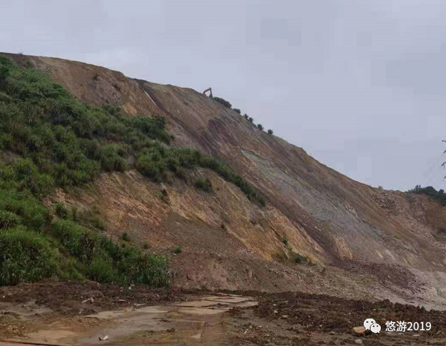 答:坡体产状较陡而坡后地形平缓,故建议采用顺层清方,对整个滑坡进行