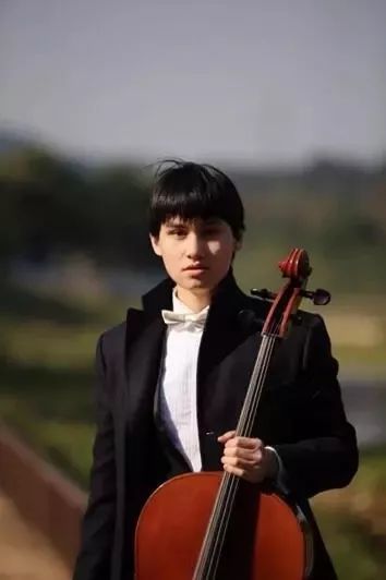 古典吉他排行_蚌埠怀远小伙子荣获古典吉他大赛青年组第一名