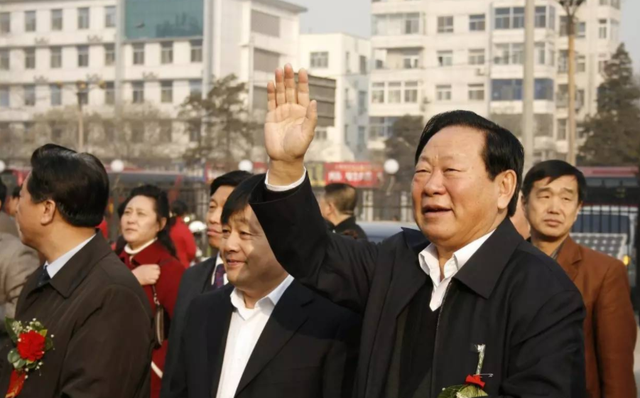 山西好书记胡富国与工人同吃住带百姓致富妻子却烧10年锅炉