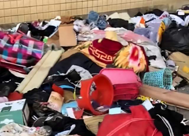 宿舍楼成"垃圾场",学校出租宿舍,学生被子衣服被扔,堆积如山