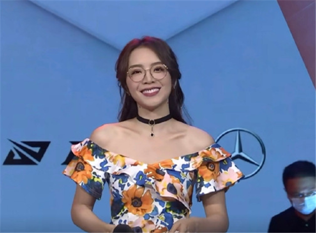 余霜穿泳池派对皮肤赛后一个扶眼镜的动作粉丝直呼太心动