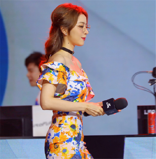 余霜穿泳池派对皮肤赛后一个扶眼镜的动作粉丝直呼太心动