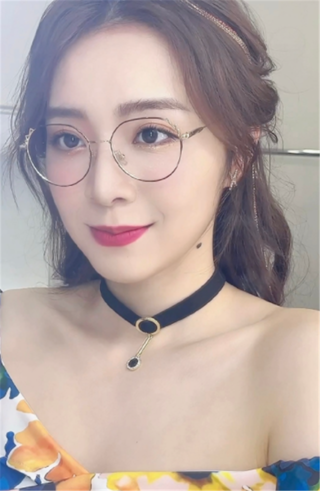 余霜穿泳池派对皮肤赛后一个扶眼镜的动作粉丝直呼太心动