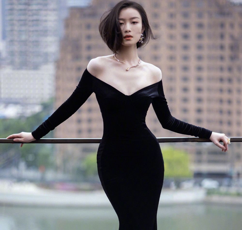 也太高级了吧!倪妮穿黑色礼服腰臀比例完美,一头短发飒气十足