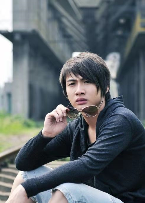 张彬彬出生在无锡,由于家境富裕,从小就备受父母的宠爱,张冰冰从小