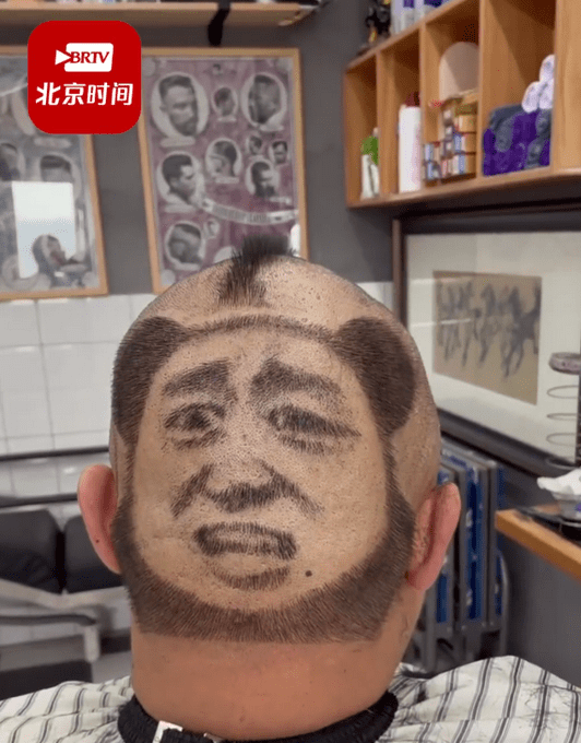 80后理发师用推子在顾客头上作画!网友:这发型会挨揍吗?