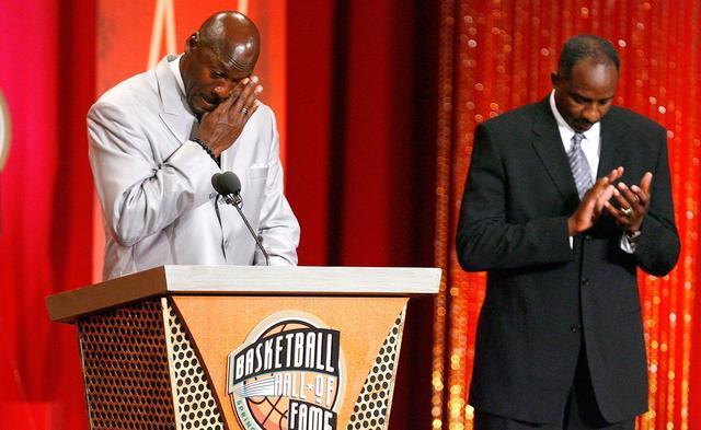 站在乔丹身边的就是大卫汤普森!