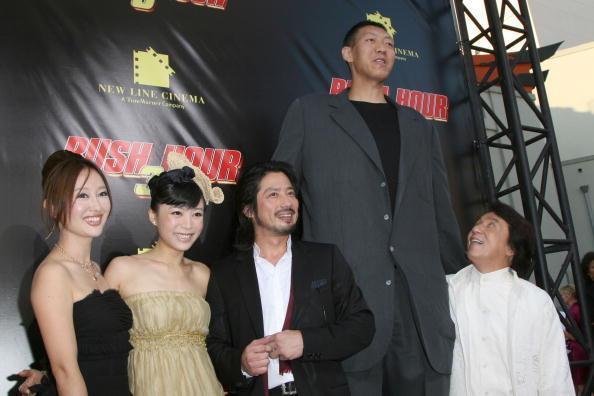 和2米36的孙明明合影什么画风姚明显娇小巨石秒变小石头