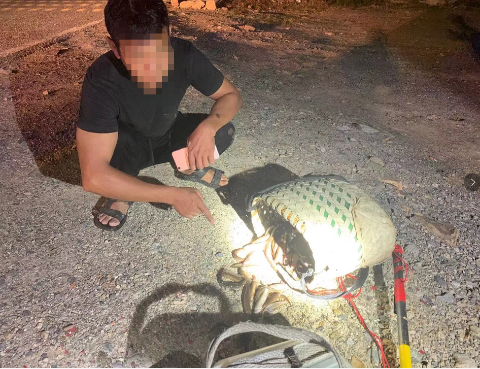 我县这三名男子违法电鱼当场被抓_腾讯新闻