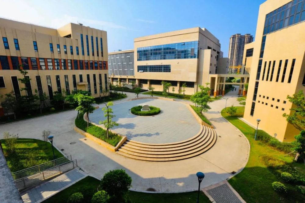 (长乐一中首占校区)首占校区位于长乐区会堂南路99号,有初中和高一四