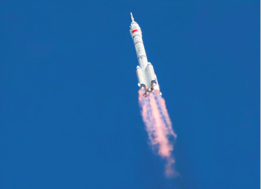 17 祝贺神舟12号载人飞船发射圆满成功三首 于占海 (一) 晴空万里送