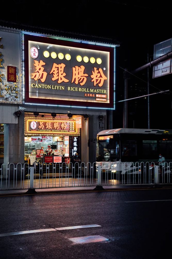 论好看程度广州街区里的特色招牌放在全国都是数一数二