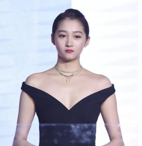 黑白色系是她的绝对首选,因为黑白色系的高贵感在关晓彤身上是最加分