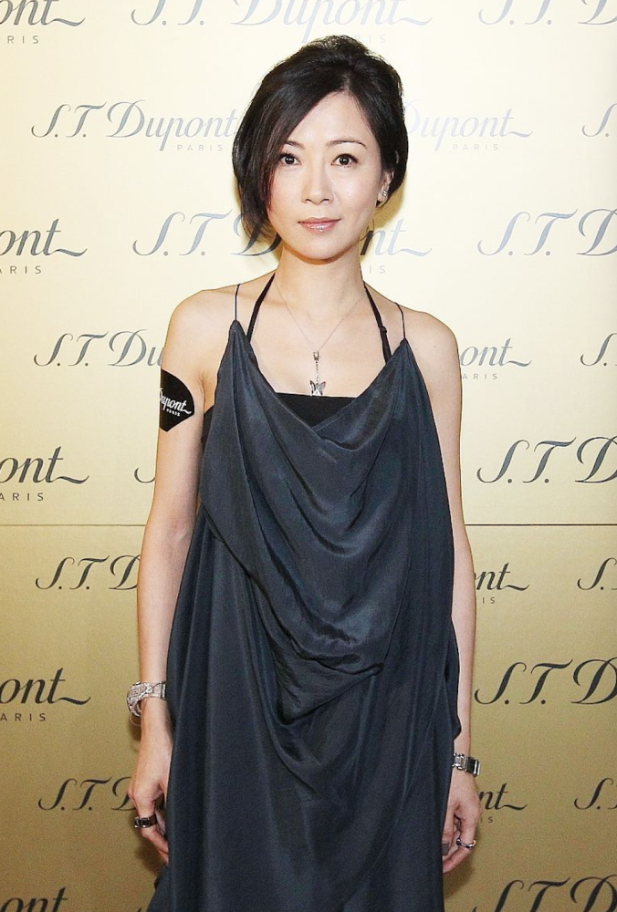 袁洁莹打扮质朴出席活动坦言状态不佳不复出零收入不影响生活