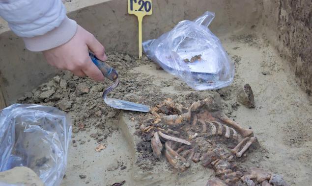 秦始皇爱女嬴阴嫚墓出土死状残忍考古现场一片哗然