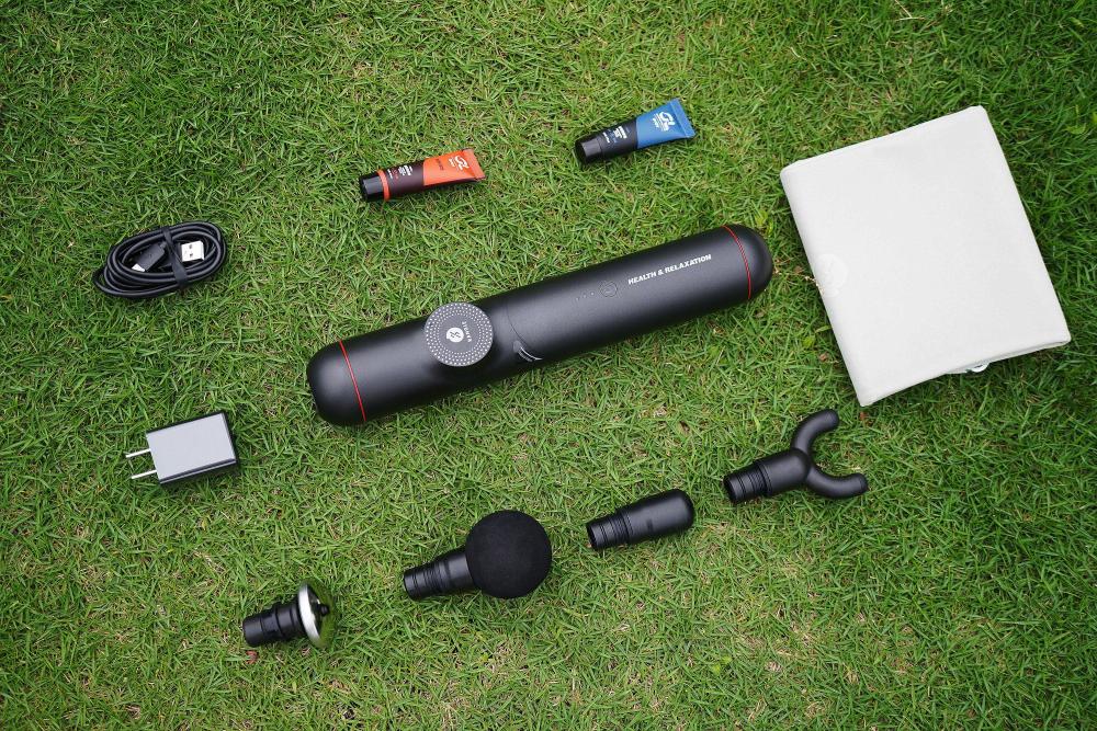 燃歌可变形筋膜枪采用二折磁吸合盖方式,展开的盒