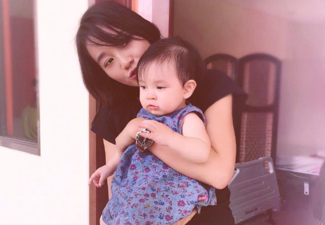 朱丹甜晒小儿子近照肉嘟嘟模样超可爱大女儿贴心在旁照顾