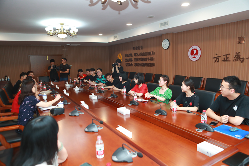 嘉闻速递王会悟孙女李典与重孙女王励卓受邀来校座谈