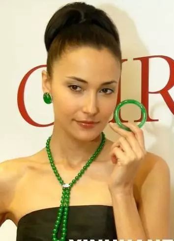lisa戴的最多的是翡翠珠链,戒指和手镯,全都是帝王绿.