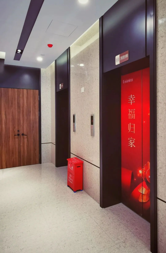 毛坯交房,交付标准与同期的商品房一模一样.