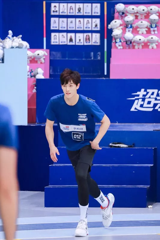 超越票房破亿95后演员李昀锐崭露头角这不是跳高大魔王吗