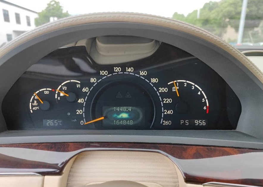 从这辆2004款奔驰s600的仪表盘上可见实际里程数,16万公里,磨损程度能