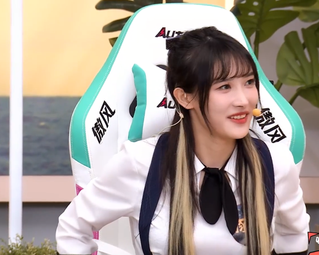 lol国服第一女锤石豚豚,参加线下节目jk跳舞,网友:颜值真高