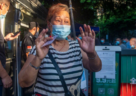 广州芳村居民因解封激动落泪