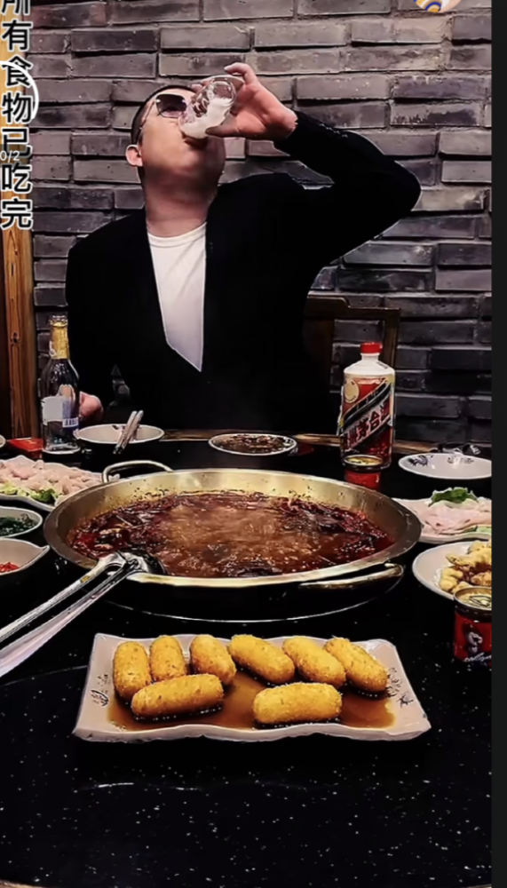 二驴夫妇翻车后直播没停网友小网红判了大主播还在吃火锅