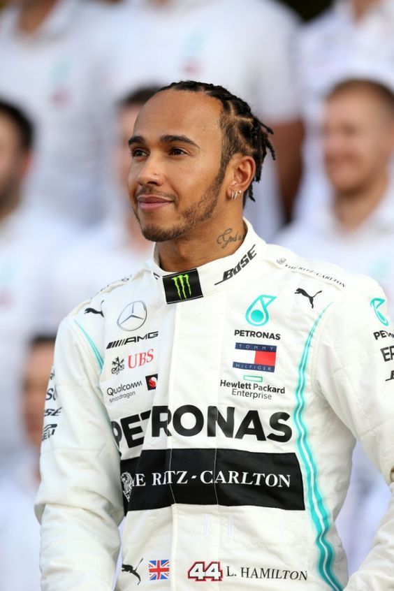 f1七冠王汉密尔顿上发布会短裤配绿底bv烟管靴被指太辣眼