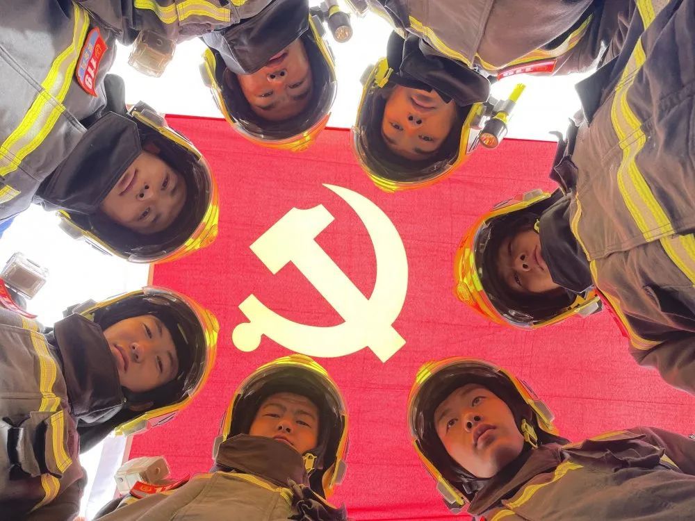 乌兰察布市消防救援支队开展我与党旗同框主题党日活动