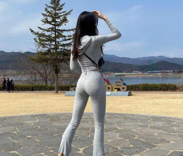 健身女教练身穿"无痕裤",尽显完美身材,或是运动带给她的变化_腾讯