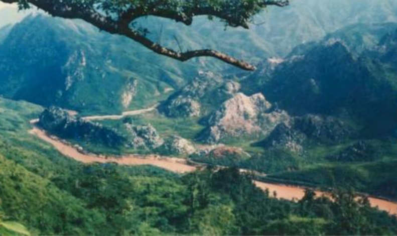 老山前线对越反击战解放军和越军之间有一个中间地带