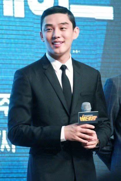 韩星刘亚仁在社交平台晒出和男友的合影，并发文“祝你生日快乐”_腾讯新闻