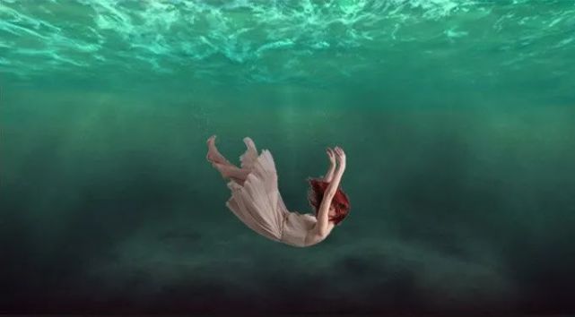 柳州一女大学生因感情不顺跳入柳江自杀,落水后后悔,水中挣扎求生