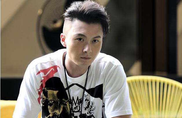 视帝王浩信家庭背景揭开面纱,母亲是少数民族,弟弟也是艺人