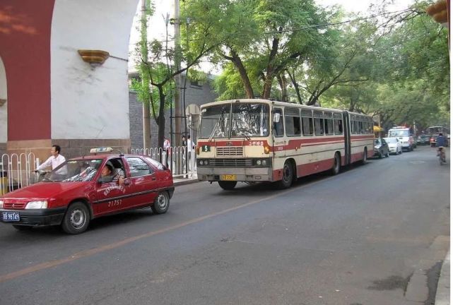 20世紀90年代5路公交車在南長街如今的5路車,作為北京市工人先鋒號