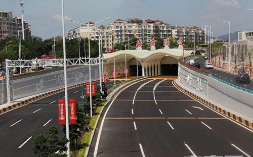 福建厦门海沧隧道试通车 跨岛发展迈出新步伐_腾讯新闻