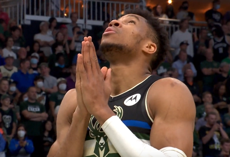 篮网被逼入抢7揪出头号"罪人"?字母哥双手合十,嗅到总冠军气息