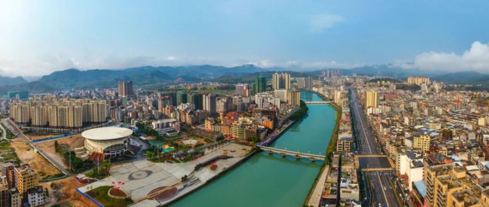 日新月异的新丰县城(局部).