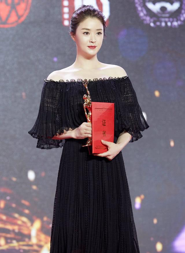 蒋欣暴露真实身材,穿无袖黑裙头肩比失衡,好似"金刚芭比"