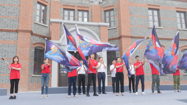 活动现场,中共"一大"卫士王会悟女士的孙女李典,深情讲述了嘉兴南湖畔