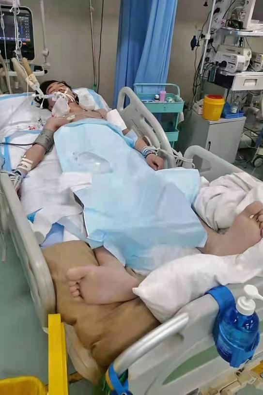 16岁男孩突然喝农药在医院抢救8天醒来后说出一句话妈妈救我