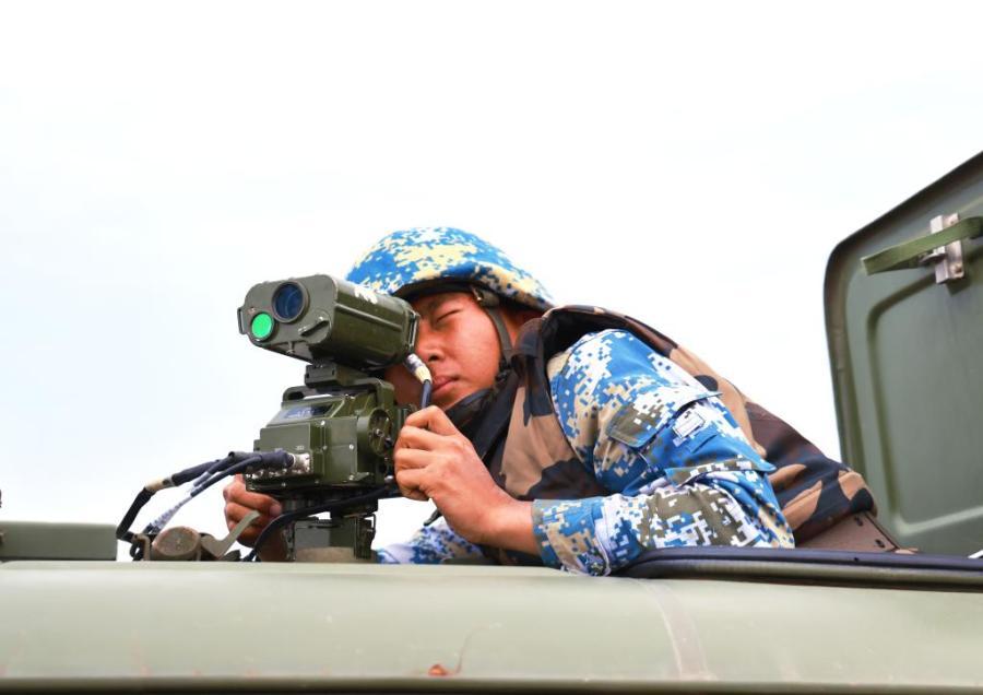 搜捕目标(尚文斌 摄)集束火箭发射车射击瞬间(尚文斌 摄)工兵组装爆破