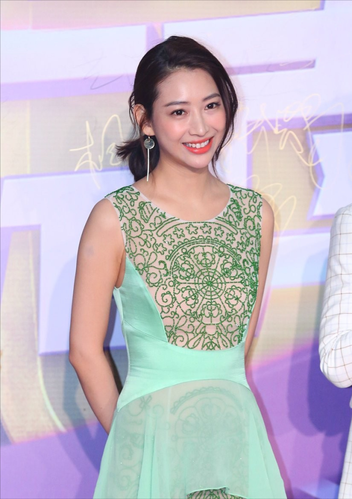 温雅真是挺大方的,高挑身形无须遮掩,清透刺绣裙显现紧致身材_腾讯