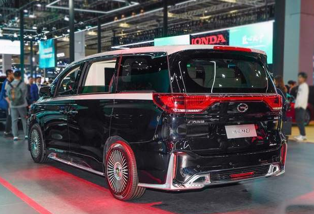 四座布局,敢34.98万起售,传祺m8这是要叫板gl8?_腾讯新闻