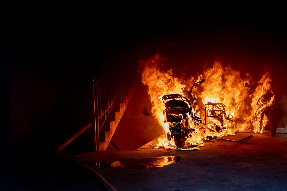 电动车楼道里起火到底有多可怕湖北咸宁消防开展电动车火灾实验