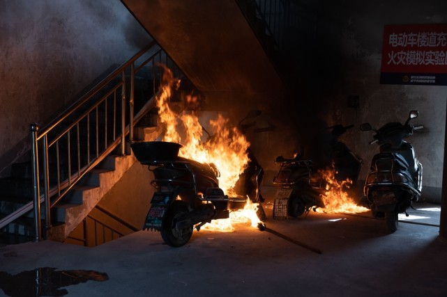 电动车楼道里起火到底有多可怕?湖北咸宁消防开展电动车火灾实验_腾讯